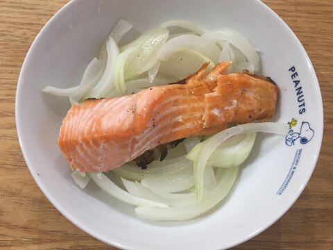 焼き鮭と新玉ねぎの蒸し野菜添え！